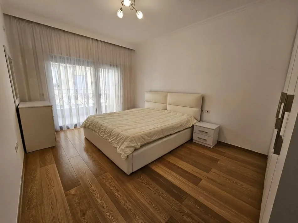 Tirane, jepet me qera apartament 2+1 Kati 3, 120 m² 900 € 