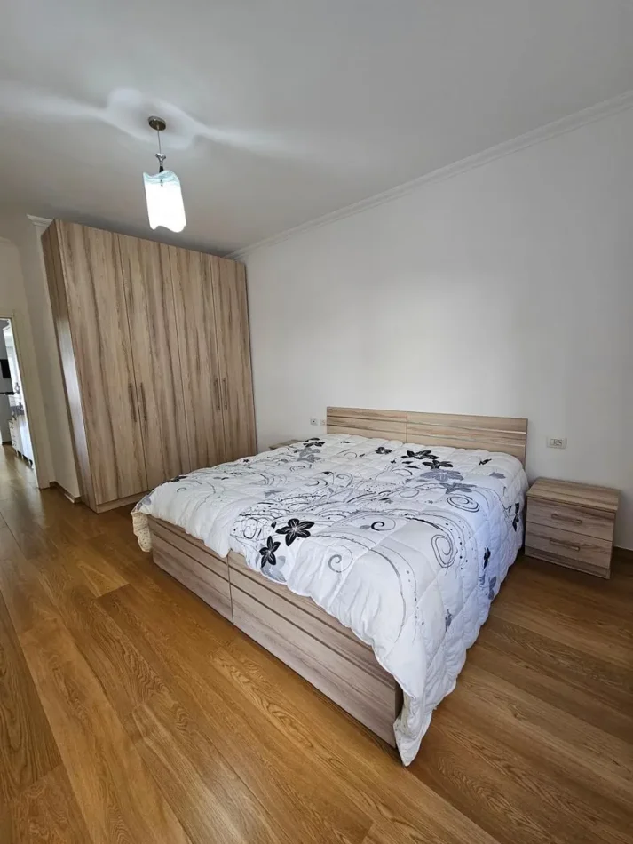 Tirane, jepet me qera apartament 2+1 Kati 3, 120 m² 900 € 