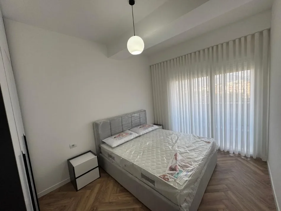 Tirane, jepet me qera apartament 1+1 Kati 4, 70 m² 600 € (GOLDEN PARK)
