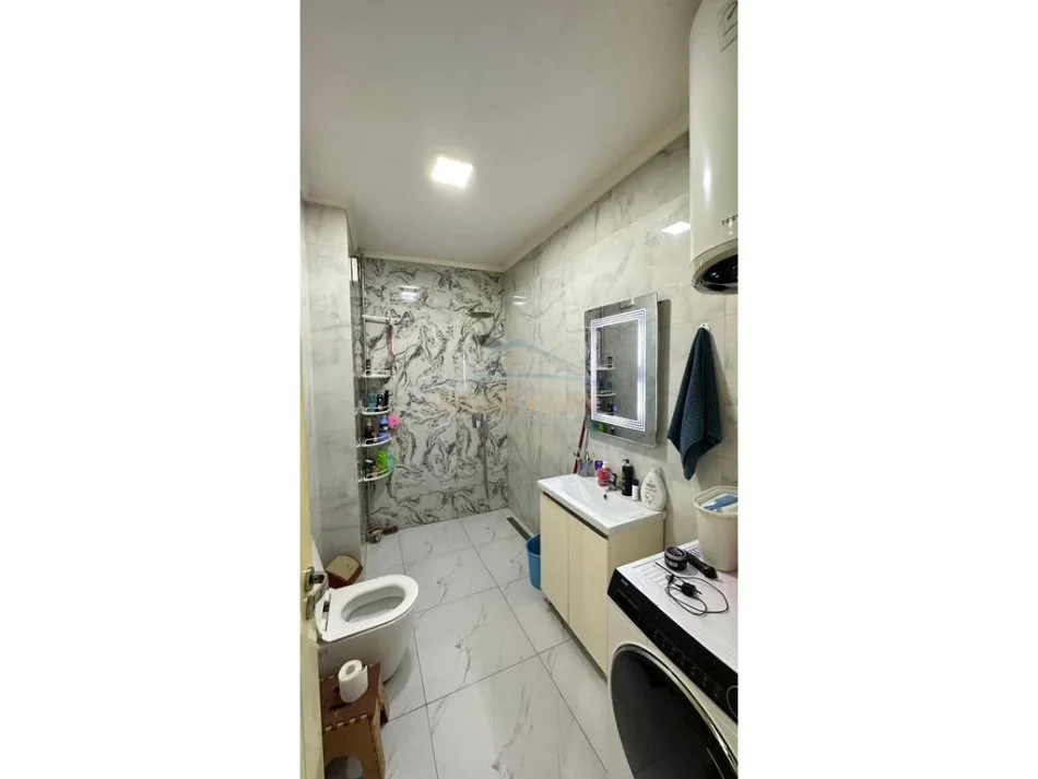 Tirane, jepet me qera apartament 2+1 Kati 4, 93 m² 400 € (Fresku)