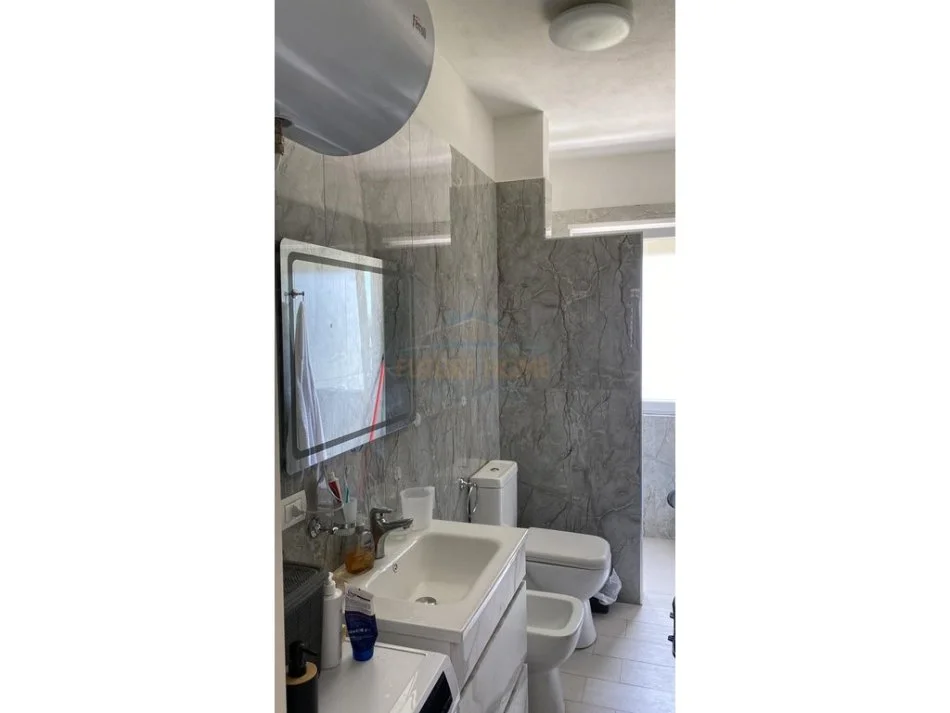Tirane, jepet me qera apartament 1+1 Kati 2, 60 m² 400 € (Fresku)