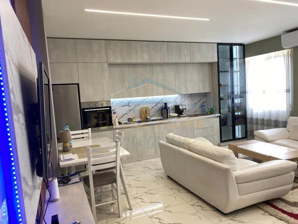 Tirane, jepet me qera apartament duplex 1+1 , 60 m² 400 € (Fresku)