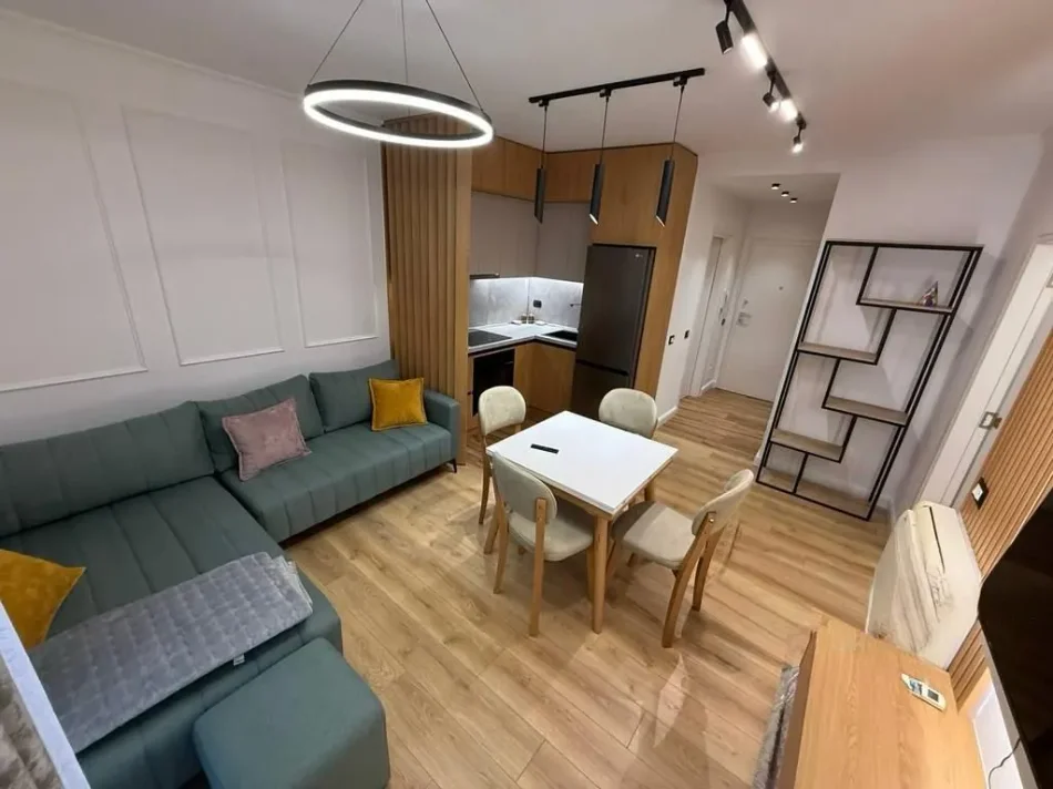 Tirane, jepet me qera apartament 1+1 Kati 4, 78 m² 800 € (QENDER)