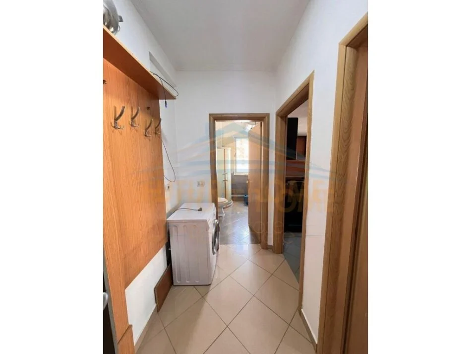 Tirane, jepet me qera apartament 1+1 Kati 3, 70 m² 350 € (Unaza e re)