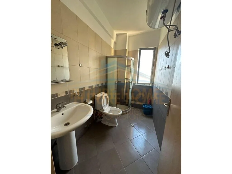Tirane, jepet me qera apartament 1+1 Kati 3, 70 m² 350 € (Unaza e re)