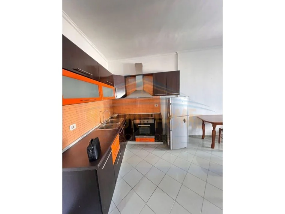 Tirane, jepet me qera apartament 1+1 Kati 3, 70 m² 350 € (Unaza e re)