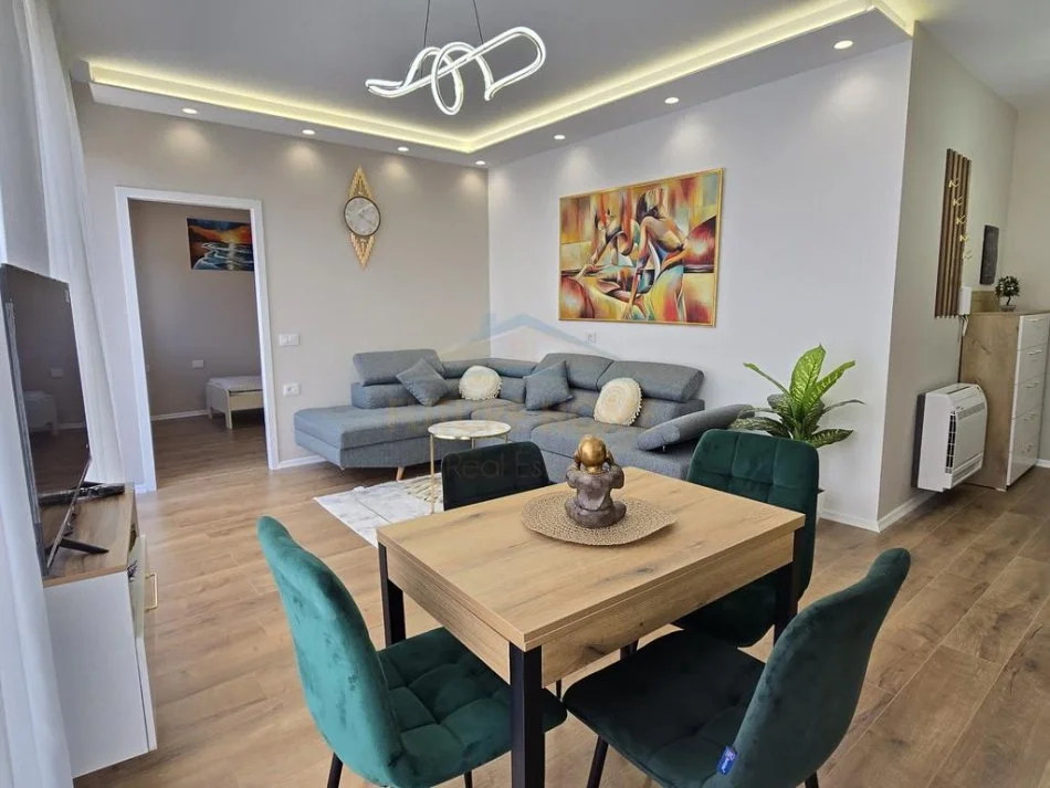 Tirane, jepet me qera apartament 2+1+Ballkon Kati 3, 80 m² 1.000 € (Qender)