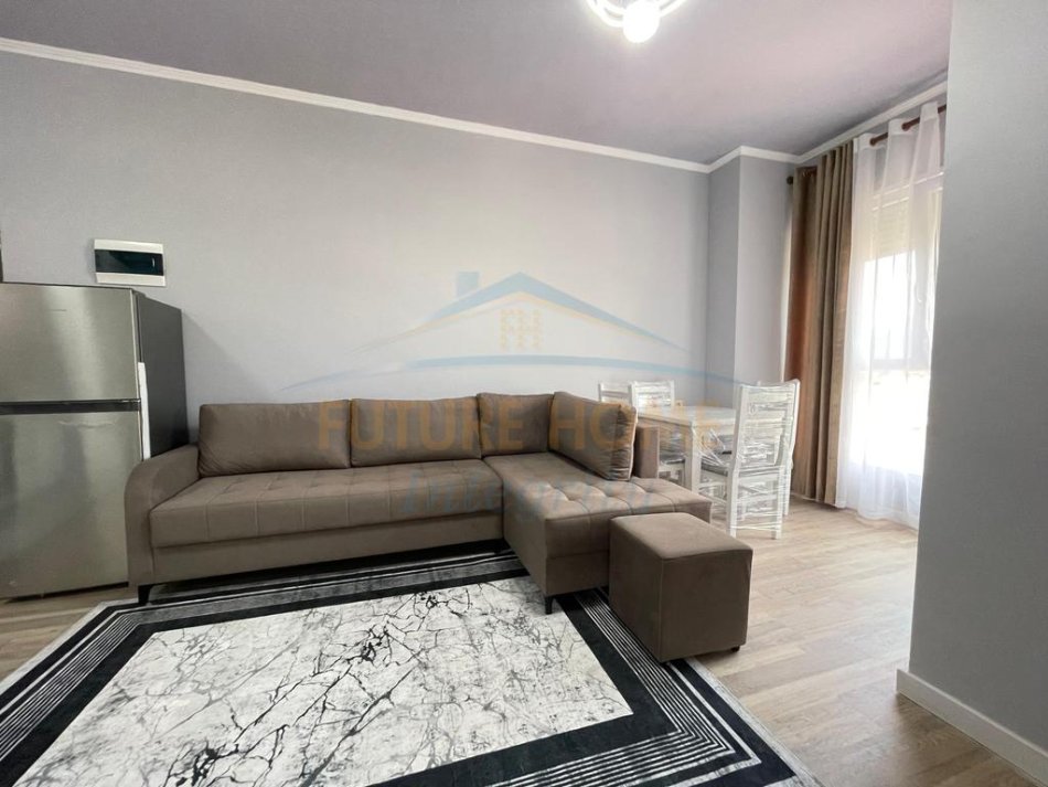 Tirane, jepet me qera apartament 1+1 Kati 9, 42 m² 500 € (Rruga 5 Maji, Tiranë)