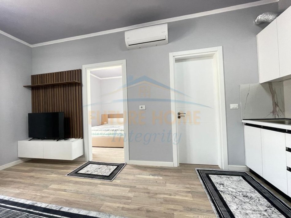 Tirane, jepet me qera apartament 1+1 Kati 9, 42 m² 500 € (Rruga 5 Maji, Tiranë)