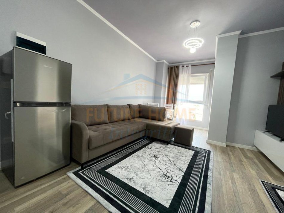 Tirane, jepet me qera apartament 1+1 Kati 9, 42 m² 500 € (Rruga 5 Maji, Tiranë)