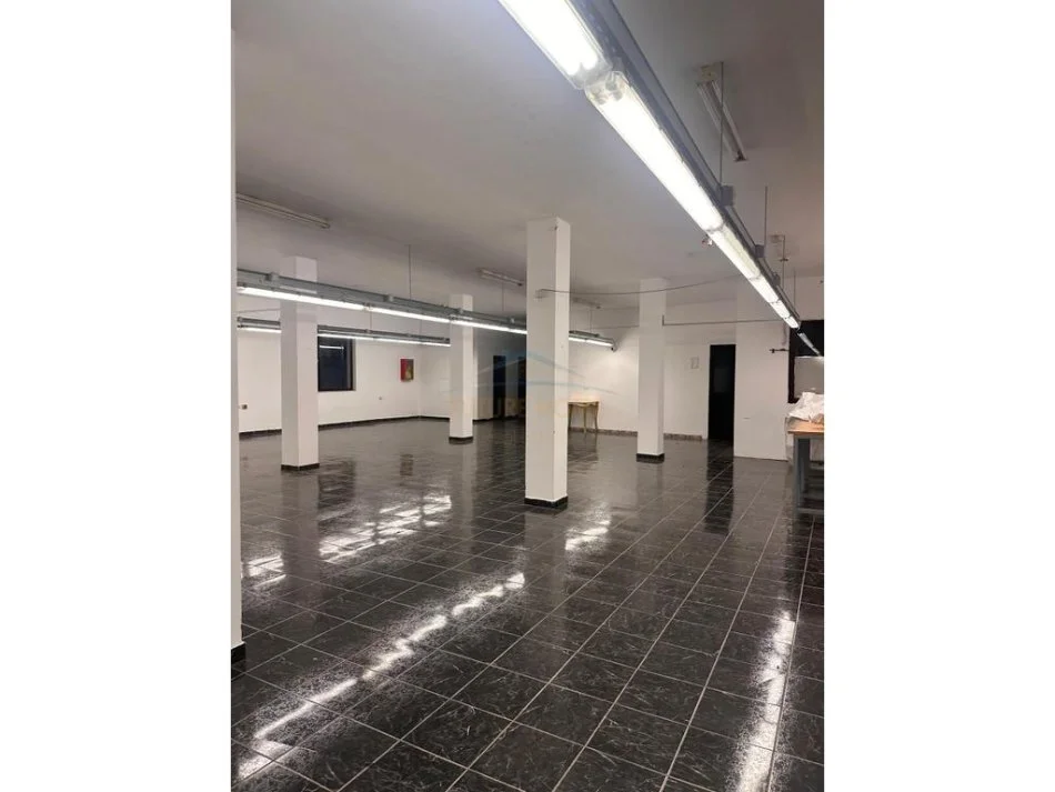 Tirane, jepet me qera dyqan Kati 2, 420 m² 2.100 € (Kamez)