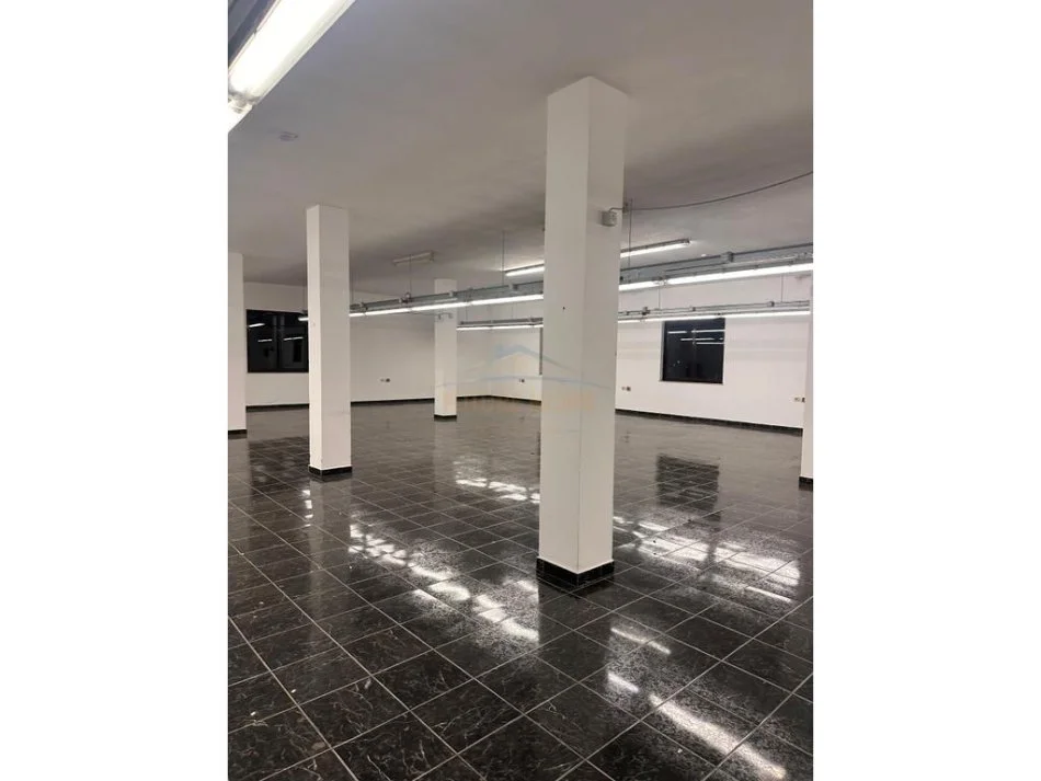 Tirane, jepet me qera dyqan Kati 2, 420 m² 2.100 € (Kamez)