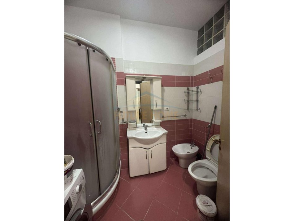 Tirane, jepet me qera apartament 1+1 Kati 3, 70 m² 400 € 