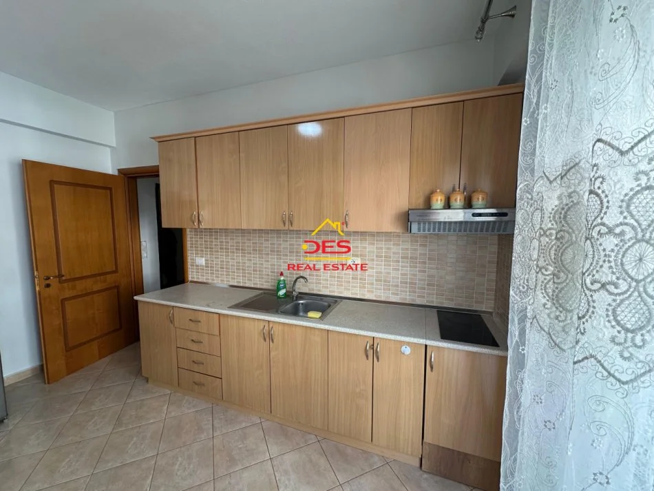 Vlore, jepet me qera apartament 1+1+Ballkon Kati 5, 70 m² 250 € (Rruga murat Tërbaçi)
