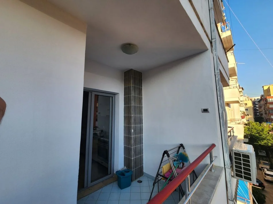 Tirane, jepet me qera apartament 1+1+Ballkon Kati 3, 77 m² 350 € (Foto Xhavella)