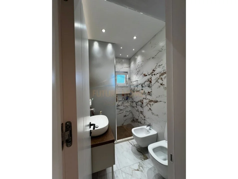 Tirane, shitet apartament 2+1 Kati 1, 85 m² 210.000 € (Fusha e Aviacionit)