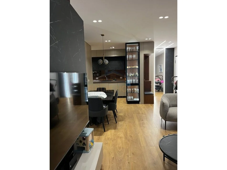 Tirane, shitet apartament 2+1 Kati 1, 85 m² 210.000 € (Fusha e Aviacionit)