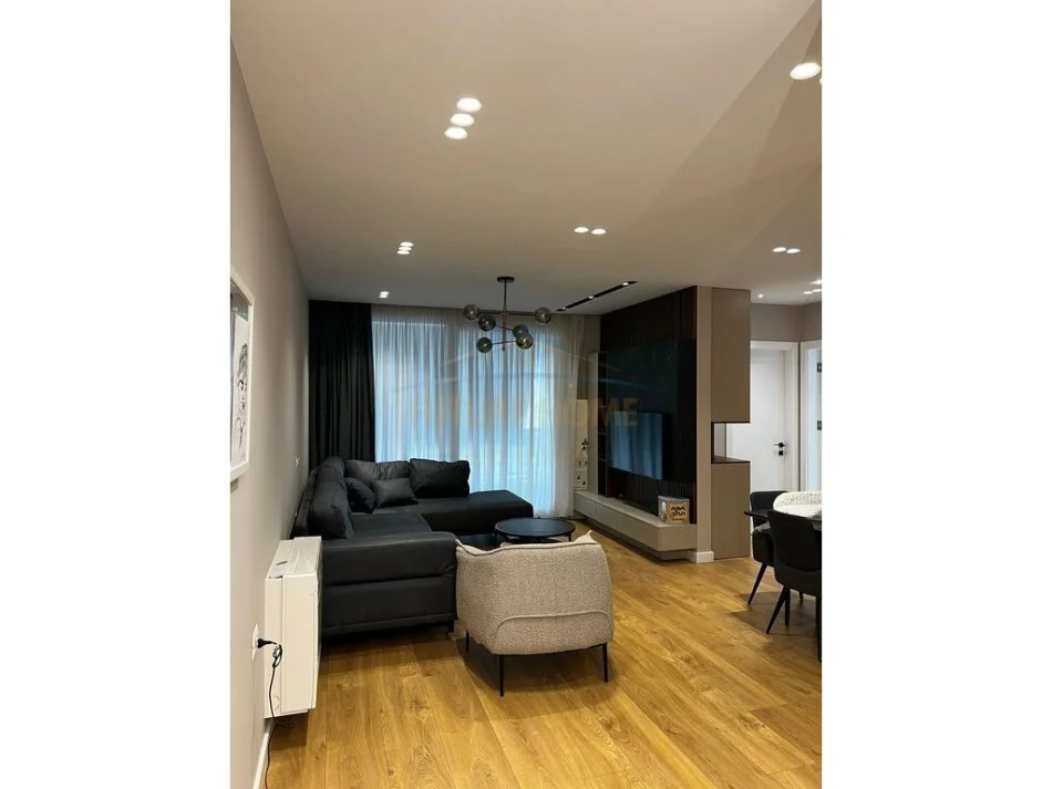 Tirane, shitet apartament 2+1+Ballkon Kati 1, 84 m² 210.000 € (Fusha e Aviacionit)