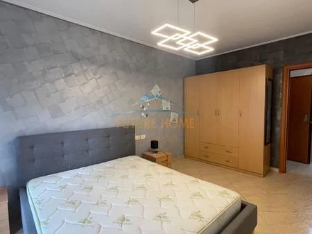Shitet, Apartament 2+1+ Garazh, Ish-Parku i Autobusave, Tirane. AREA53187