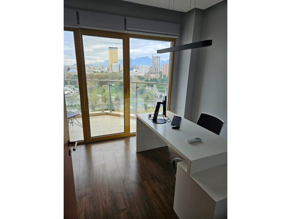 Qera,Apartament 3+1+2,167 m² 3.000 € (Blloku)