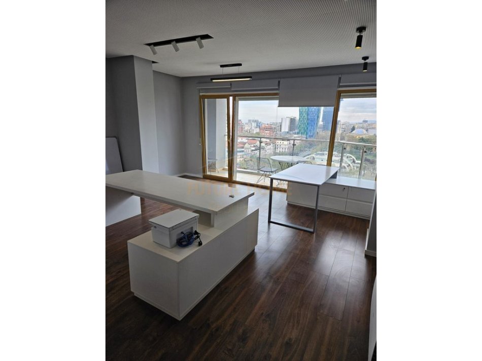 Qera,Apartament 3+1+2,167 m² 3.000 € (Blloku)