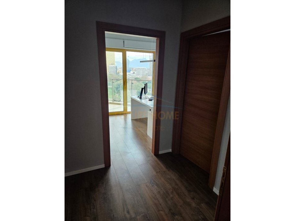 Qera,Apartament 3+1+2,167 m² 3.000 € (Blloku)