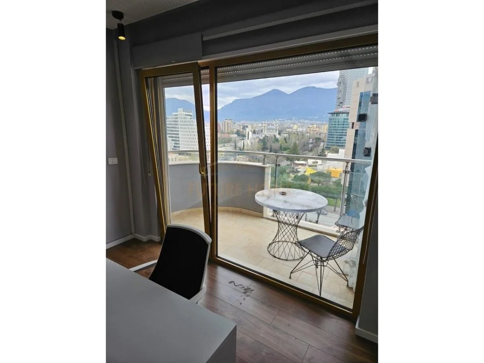 Tirane, jepet me qera apartament 3+1 Kati 11, 167 m² 3.000 € (Bllok)