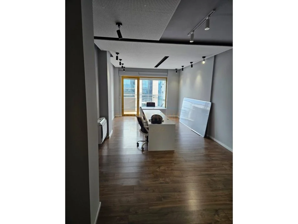 Tirane, jepet me qera apartament 3+1 Kati 11, 167 m² 3.000 € (Bllok)