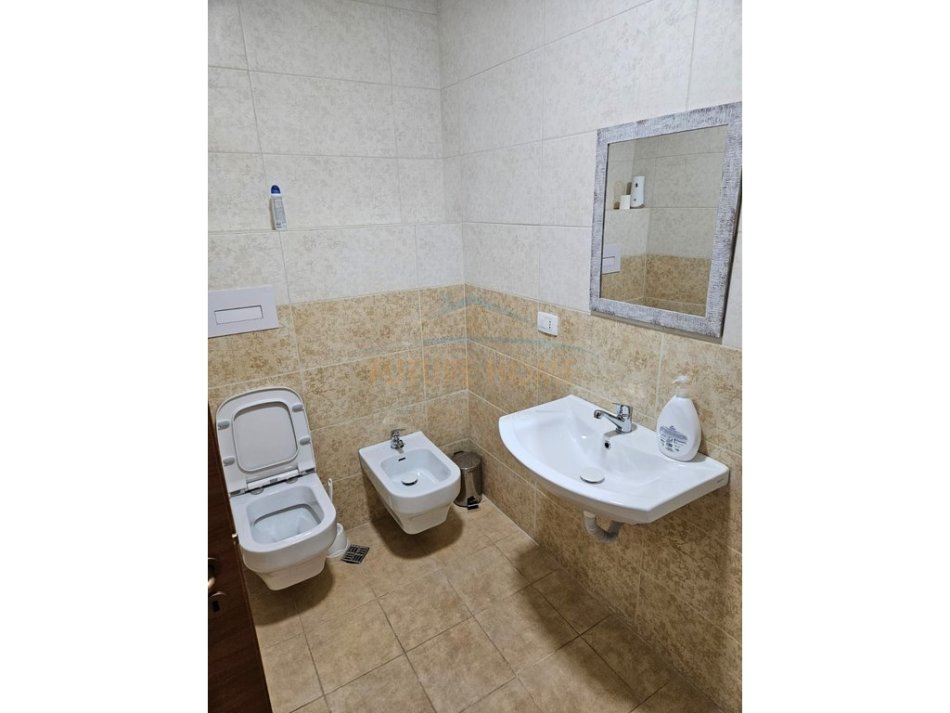 Qera,Apartament 3+1+2,167 m² 3.000 € (Blloku)