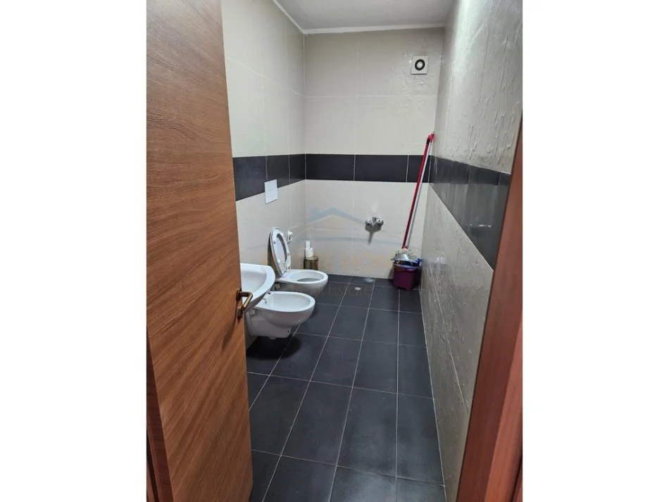 Tirane, jepet me qera apartament 3+1 Kati 11, 167 m² 3.000 € (Bllok)