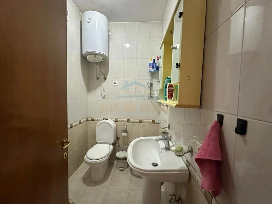 Tirane, jepet me qera apartament 2+1 Kati 3, 70 m² 700 € (Bllok)