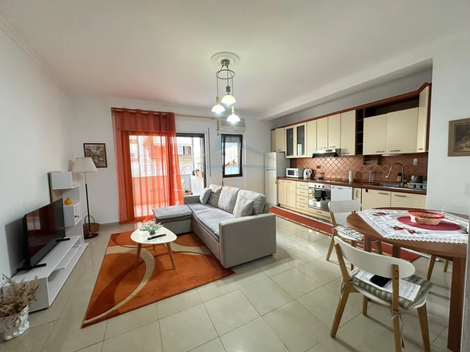 Tirane, jepet me qera apartament 2+1 Kati 3, 70 m² 700 € 