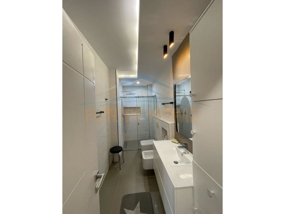 Tirane, shitet apartament 3+1 Kati 6, 145 m² 400.000 € (Shallvaret)