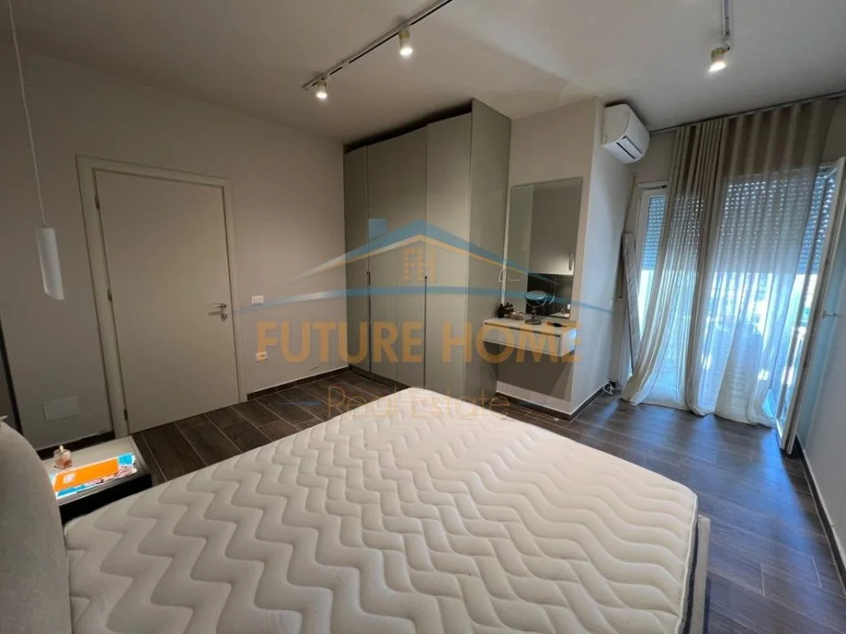 Tirane, jepet me qera apartament 1+1+Ballkon Kati 3, 79 m² 800 € (Pazari i ri)