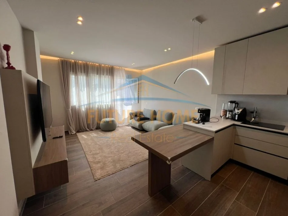 Tirane, jepet me qera apartament 1+1+Ballkon Kati 3, 79 m² 800 € (Pazari i ri)