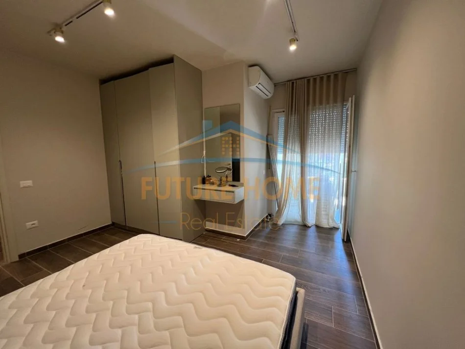 Tirane, jepet me qera apartament 1+1+Ballkon Kati 3, 79 m² 800 € (Pazari i ri)