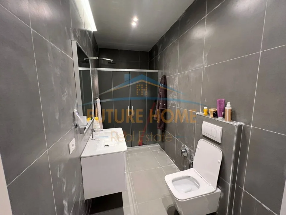 Tirane, jepet me qera apartament 1+1+Ballkon Kati 3, 79 m² 800 € (Pazari i ri)