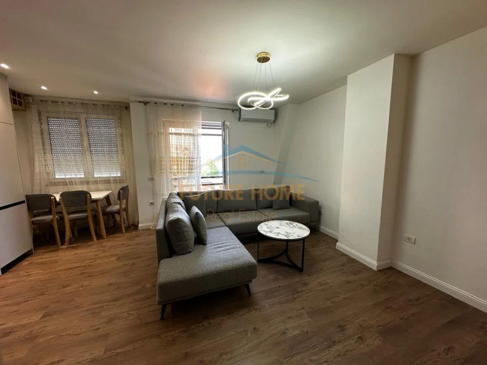 Tirane, jap me qera apartament 3+1 Kati 4, 130 m² 800 € (Farmacia 10)