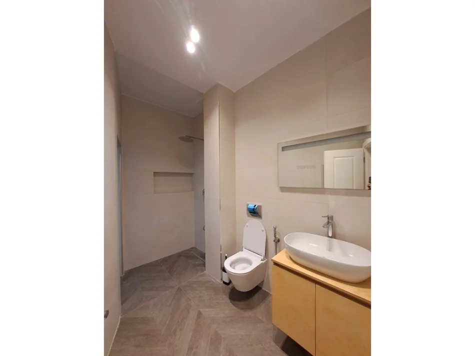Tirane, jepet me qera apartament 1+1 Kati 1, 40 m² 48.000 € (Pazari i Ri, Tirane)
