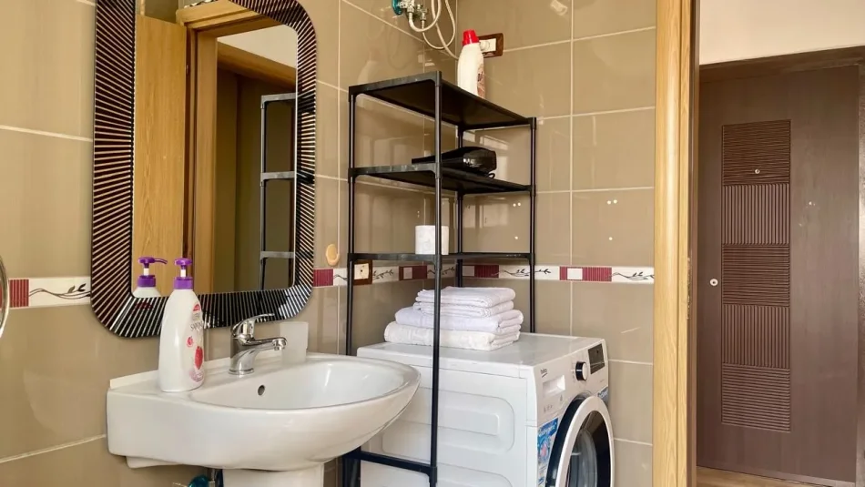 Tirane, jepet me qera apartament 1+1 Kati 7, 650 € (Qendër, pranë Pazarit të Ri)