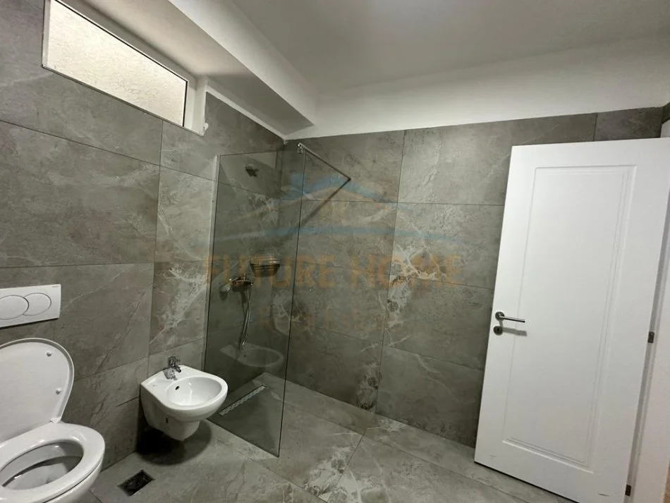 Tirane, jepet me qera apartament 2+1+Ballkon+Post Parkimi,  Kati 3, 112 m² 600 € (Bulevardi i Ri)