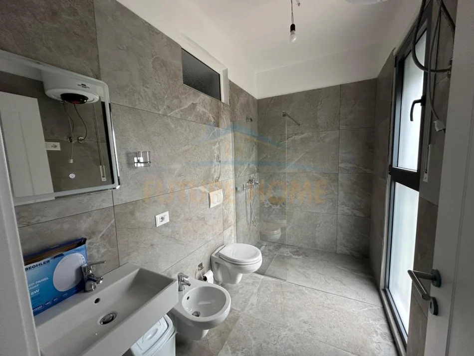 Tirane, jepet me qera apartament 2+1+Ballkon+Post Parkimi,  Kati 3, 112 m² 600 € (Bulevardi i Ri)
