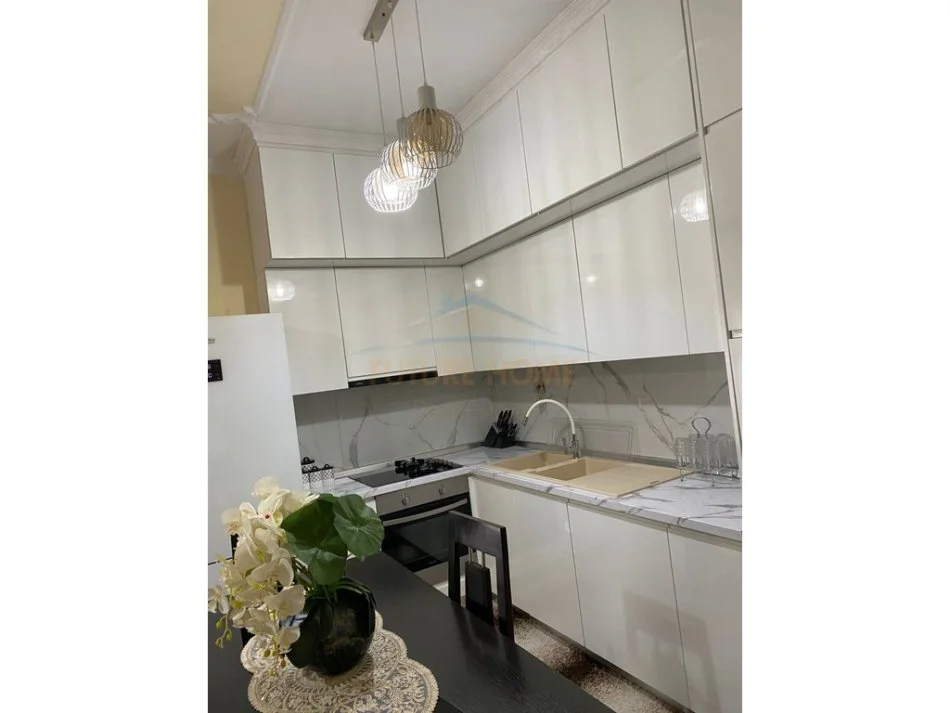 Tirane, shitet 2+1 Kati 1, 124 m² 151.000 € (Fresku)