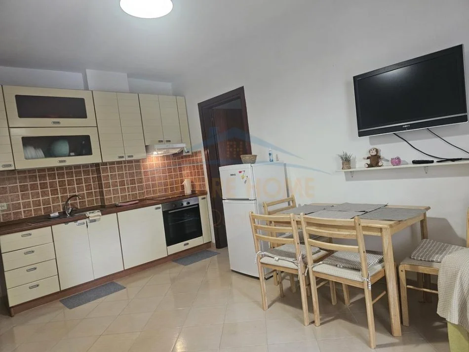 Durres, jepet me qera apartament 1+1+Aneks+Ballkon Kati 1, 65 m² 320 € (Golem)