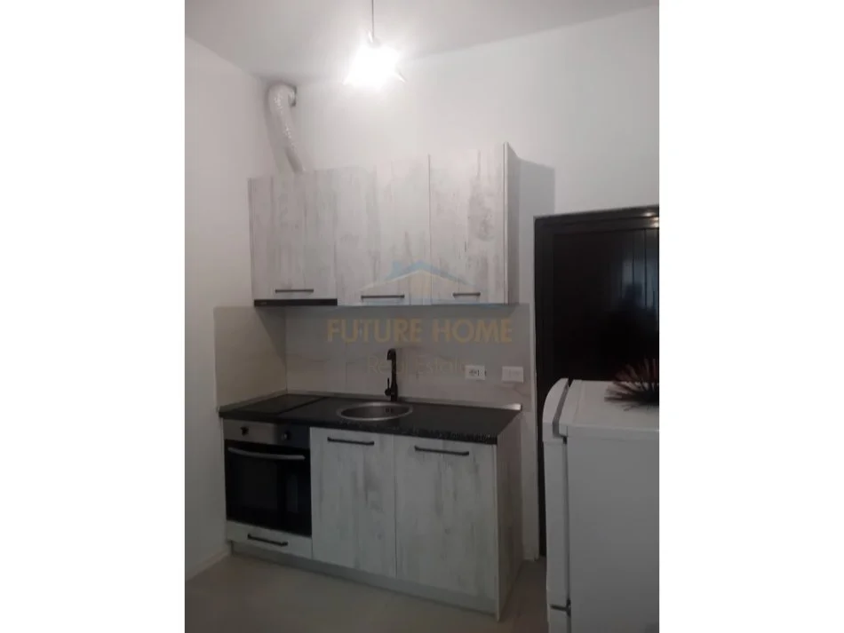 Tirane, jepet me qera apartament 1+1+Ballkon Kati 1, 92 m² 350 € (Rruga 5 Maji, Tirane)