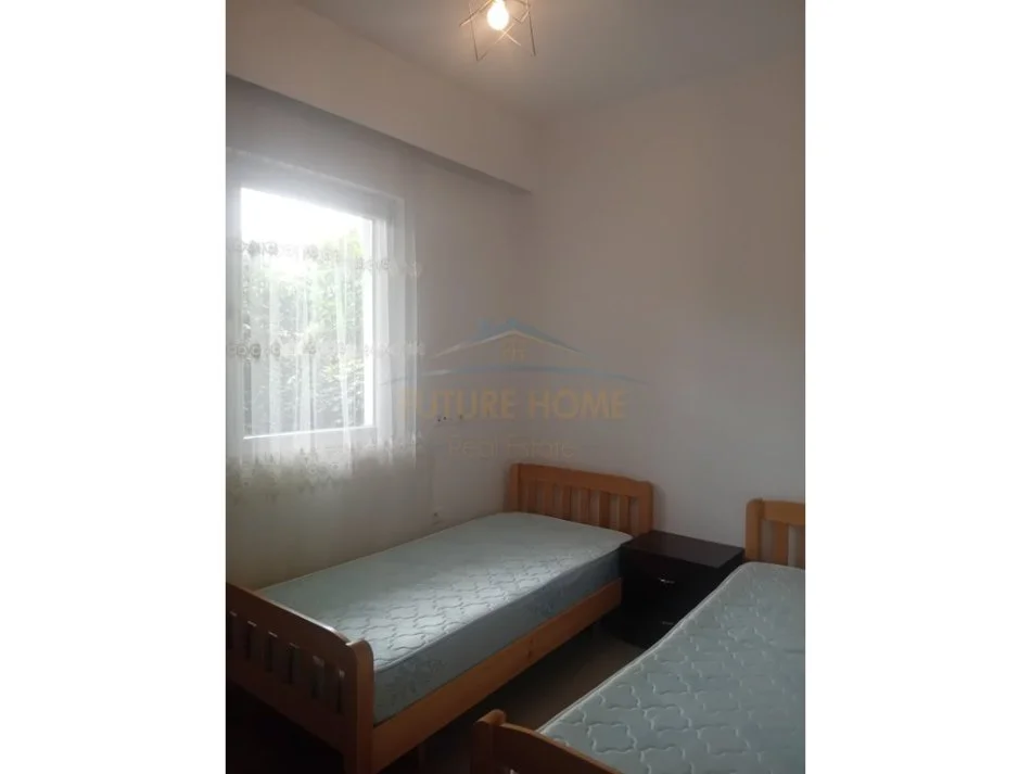 Tirane, jepet me qera apartament 1+1+Ballkon Kati 1, 92 m² 350 € (Rruga 5 Maji, Tirane)