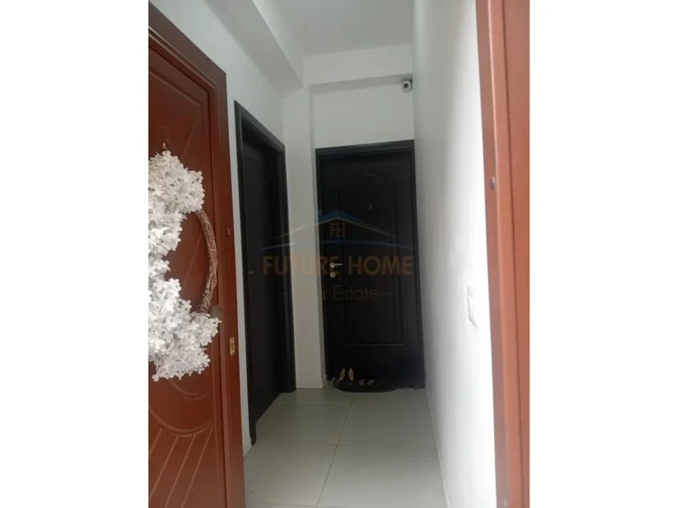 Tirane, jepet me qera apartament 1+1+Ballkon Kati 1, 92 m² 350 € (Rruga 5 Maji, Tirane)