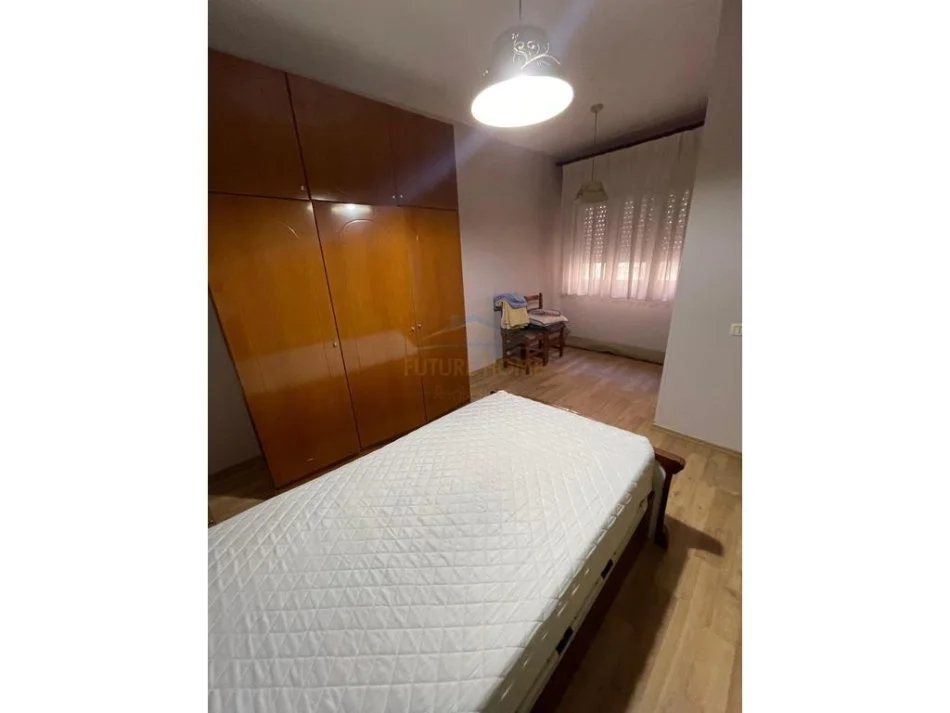 Tirane, jepet me qera apartament 2+1 Kati 2, 124 m² 800 € (Komuna e Parisit)