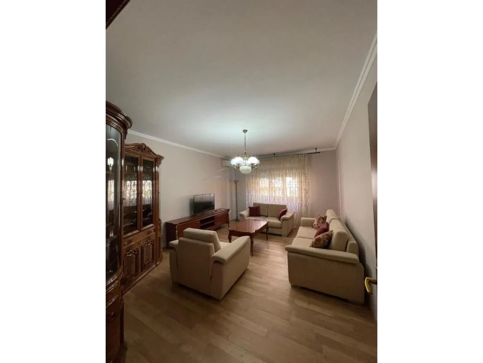 Tirane, jepet me qera apartament 2+1 Kati 2, 124 m² 800 € (Komuna e Parisit)