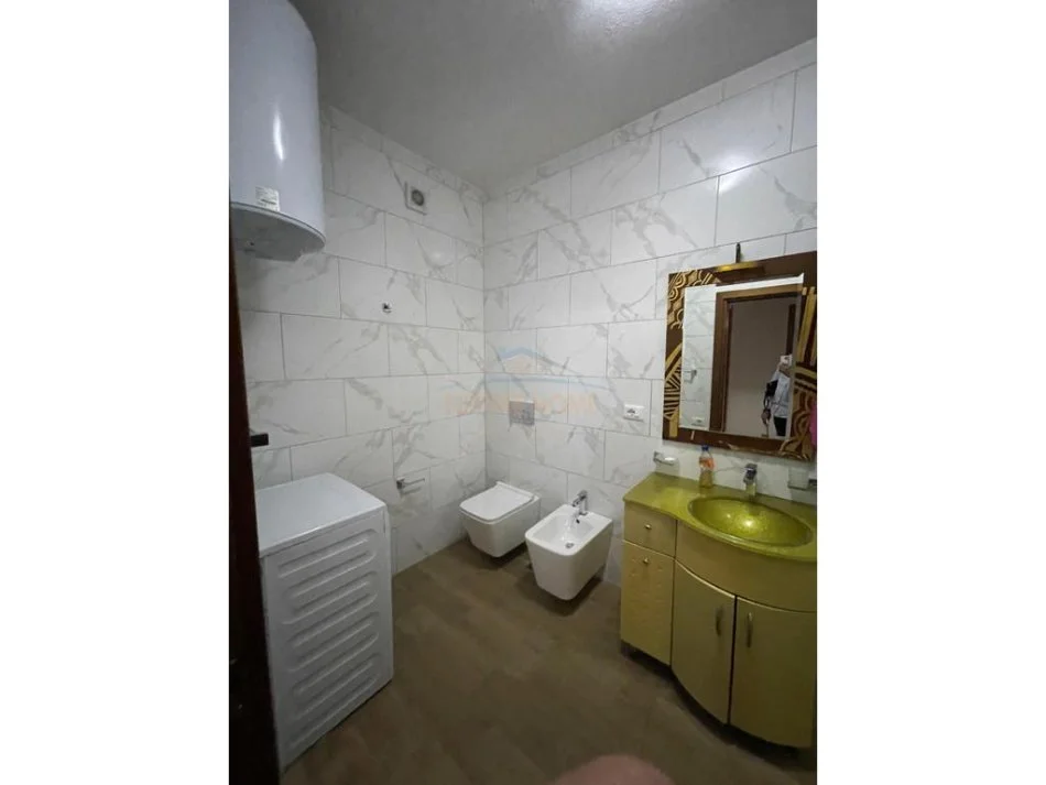 Tirane, jepet me qera apartament 2+1+Ballkon Kati 2, 124 m² 800 € (Komuna e Parisit)
